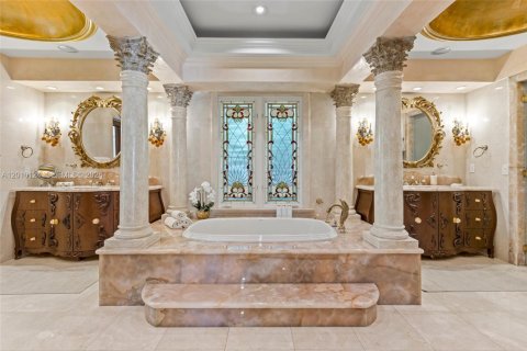 House in Coral Gables, Florida 6 bedrooms, 764.21 sq.m. № 2076483 - photo 28