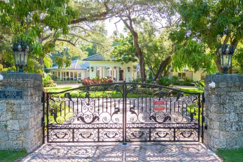 House in Coral Gables, Florida 6 bedrooms, 764.21 sq.m. № 2076483 - photo 6
