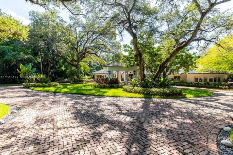 House in Coral Gables, Florida 6 bedrooms, 764.21 sq.m. № 2076483 - photo 7