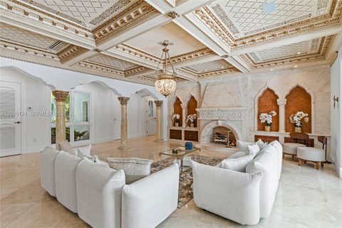 House in Coral Gables, Florida 6 bedrooms, 764.21 sq.m. № 2076483 - photo 16
