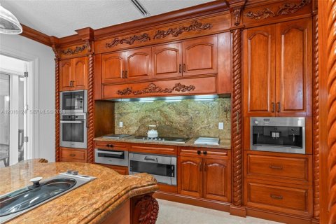 House in Coral Gables, Florida 6 bedrooms, 764.21 sq.m. № 2076483 - photo 22