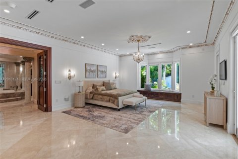 House in Coral Gables, Florida 6 bedrooms, 764.21 sq.m. № 2076483 - photo 27