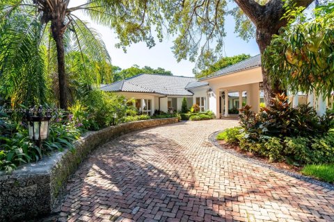 House in Coral Gables, Florida 6 bedrooms, 764.21 sq.m. № 2076483 - photo 8