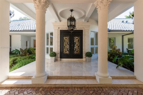 House in Coral Gables, Florida 6 bedrooms, 764.21 sq.m. № 2076483 - photo 12