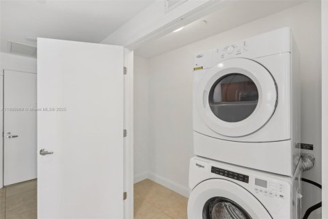 Condo in Miami, Florida, 2 bedrooms  № 1953467 - photo 17