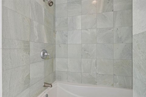 Condo in Miami, Florida, 2 bedrooms  № 1953467 - photo 19