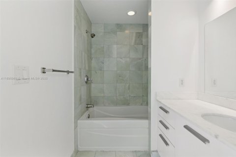 Condo in Miami, Florida, 2 bedrooms  № 1953467 - photo 18