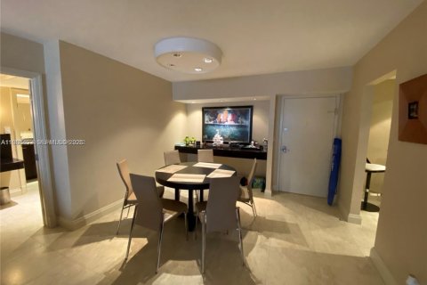 Condo in Hallandale Beach, Florida, 2 bedrooms № 2027028 - photo 7