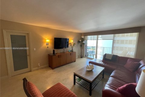Condo in Hallandale Beach, Florida, 2 bedrooms № 2027028 - photo 4