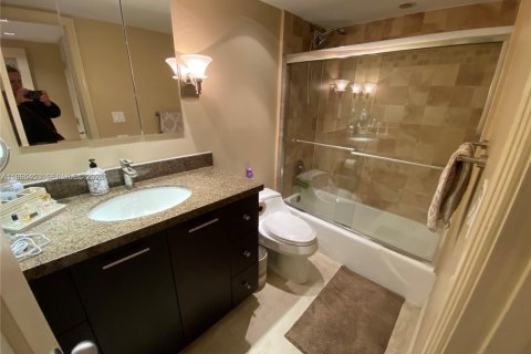Condo in Hallandale Beach, Florida, 2 bedrooms № 2027028 - photo 11