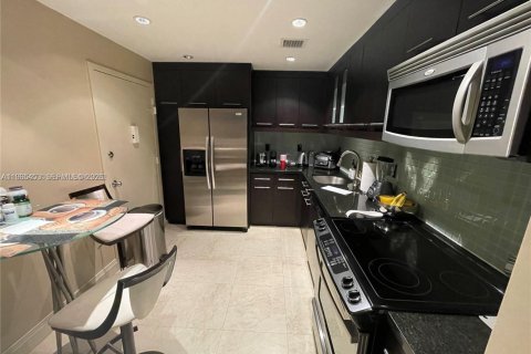 Condo in Hallandale Beach, Florida, 2 bedrooms № 2027028 - photo 15