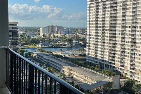 Condo in Hallandale Beach, Florida, 2 bedrooms № 2027028 - photo 6