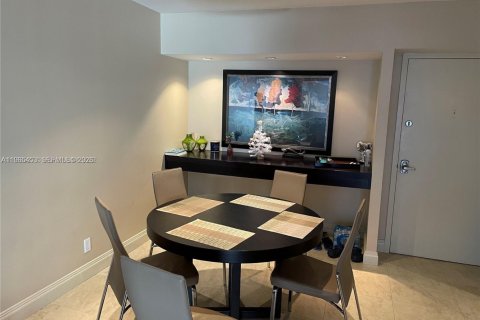 Condo in Hallandale Beach, Florida, 2 bedrooms № 2027028 - photo 8