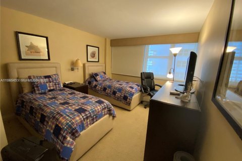 Condo in Hallandale Beach, Florida, 2 bedrooms № 2027028 - photo 13