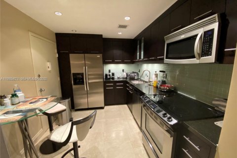 Condo in Hallandale Beach, Florida, 2 bedrooms № 2027028