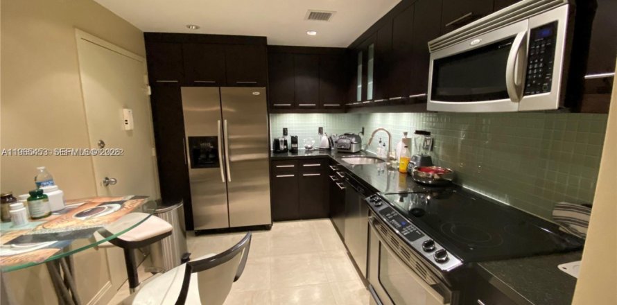 Condo in Hallandale Beach, Florida, 2 bedrooms № 2027028