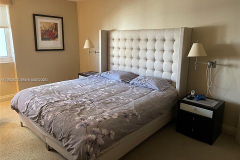 Condo in Hallandale Beach, Florida, 2 bedrooms № 2027028 - photo 10
