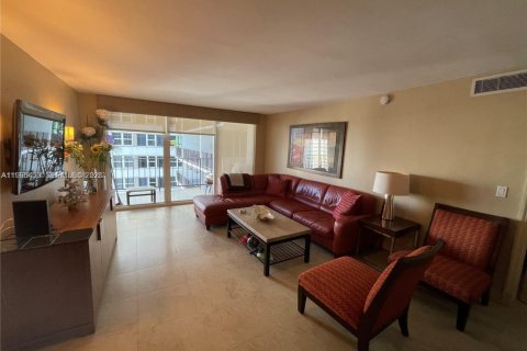 Condo in Hallandale Beach, Florida, 2 bedrooms № 2027028 - photo 2