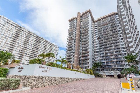 Condo in Hallandale Beach, Florida, 2 bedrooms № 2027028 - photo 16
