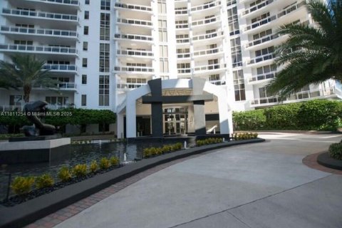 Condo in Miami, Florida, 1 bedroom  № 1762753 - photo 3