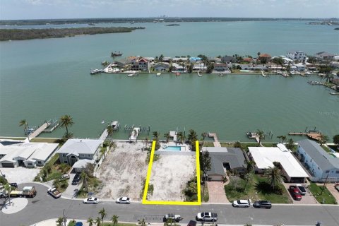 Villa ou maison à vendre à Madeira Beach, Floride: 4 chambres, 418.15 m2 № 1576369 - photo 11