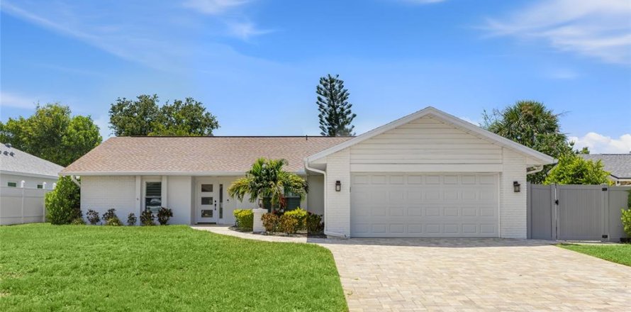 House in Bradenton, Florida 3 bedrooms, 164.53 sq.m. № 2225603