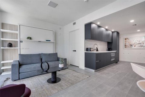 Condominio en alquiler en Miami, Florida, 41.43 m2 № 1958526 - foto 2