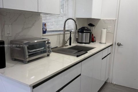 Casa en alquiler en Hallandale Beach, Florida, 1 dormitorio, 120.12 m2 № 2064092 - foto 3