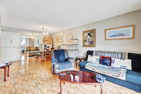 Condo in Hallandale Beach, Florida, 1 bedroom  № 2062121 - photo 17