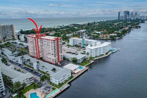 Condo in Hallandale Beach, Florida, 1 bedroom  № 2062121 - photo 2