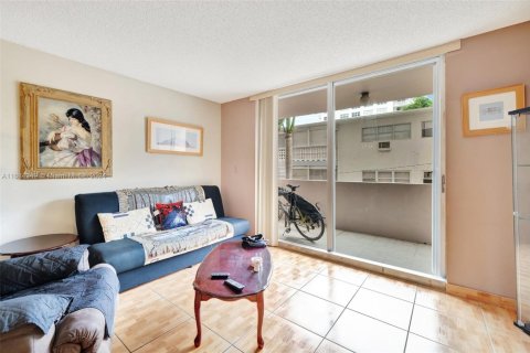 Condo in Hallandale Beach, Florida, 1 bedroom  № 2062121 - photo 16