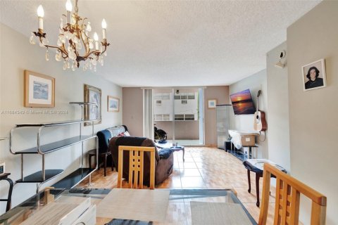 Condo in Hallandale Beach, Florida, 1 bedroom  № 2062121 - photo 13