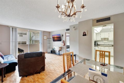 Condo in Hallandale Beach, Florida, 1 bedroom  № 2062121 - photo 14