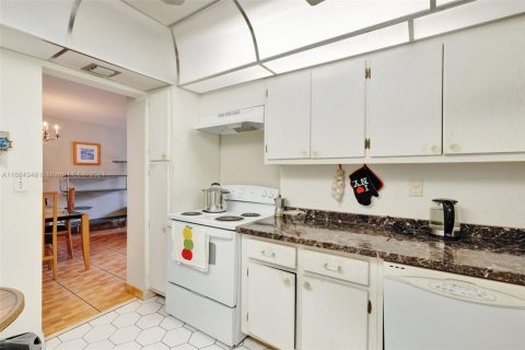 Condo in Hallandale Beach, Florida, 1 bedroom  № 2062121 - photo 23