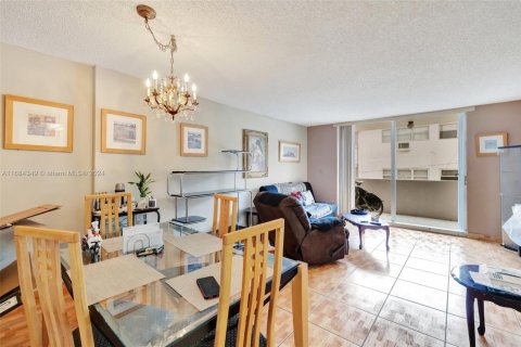 Condo in Hallandale Beach, Florida, 1 bedroom  № 2062121 - photo 12