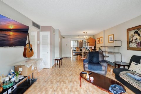 Condo in Hallandale Beach, Florida, 1 bedroom  № 2062121 - photo 19