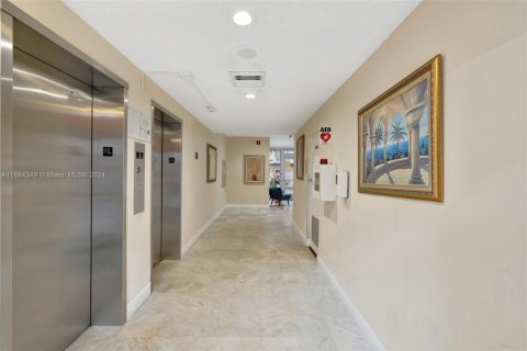 Condo in Hallandale Beach, Florida, 1 bedroom  № 2062121 - photo 10