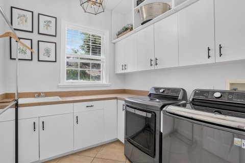 House in Orlando, Florida 5 bedrooms, 403.38 sq.m. № 2339516 - photo 27