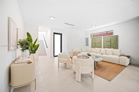 Commercial property in Miami, Florida № 2185011 - photo 2