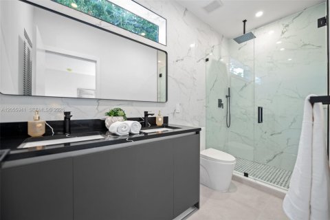 Commercial property in Miami, Florida № 2185011 - photo 12