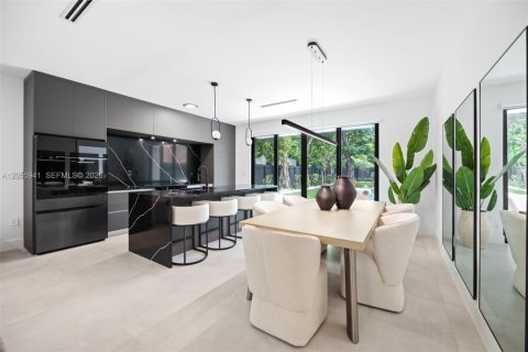 Commercial property in Miami, Florida № 2185011 - photo 4