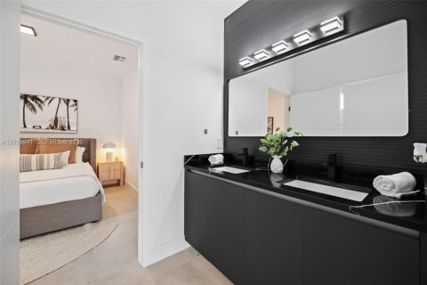 Commercial property in Miami, Florida № 2185011 - photo 16