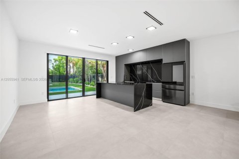 Commercial property in Miami, Florida № 2185011 - photo 27