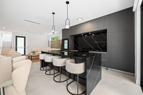 Commercial property in Miami, Florida № 2185011 - photo 7