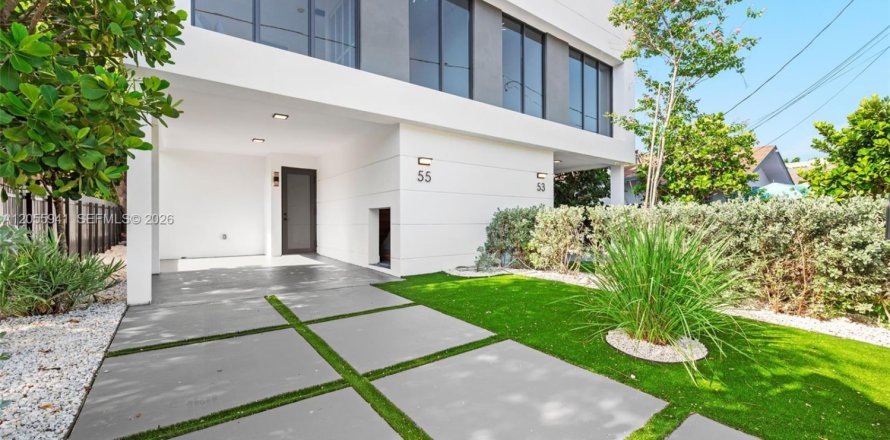 Commercial property in Miami, Florida № 2185011