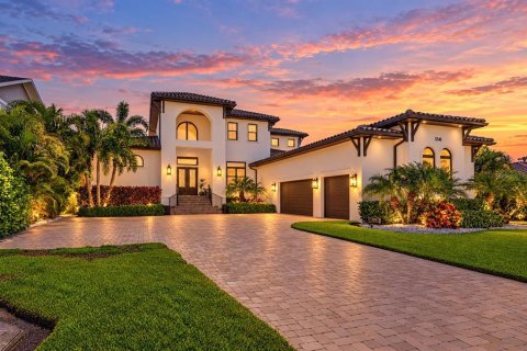 Villa ou maison à Saint Petersburg, Floride 5 chambres, 486.25 m2 № 2419217