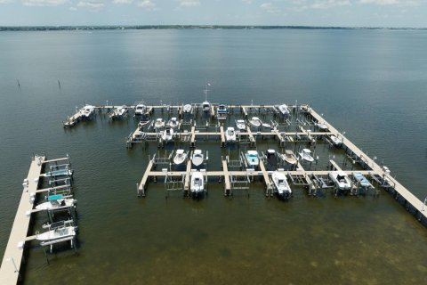 Condo in Stuart, Florida, 2 bedrooms  № 585980 - photo 1