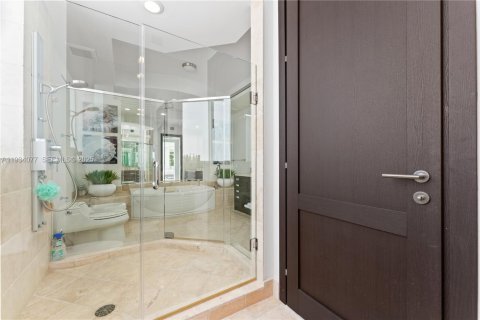 Купить кондоминиум в Санни-Айлс-Бич, Флорида 3 спальни, 280.19м2, № 2054387 - фото 29