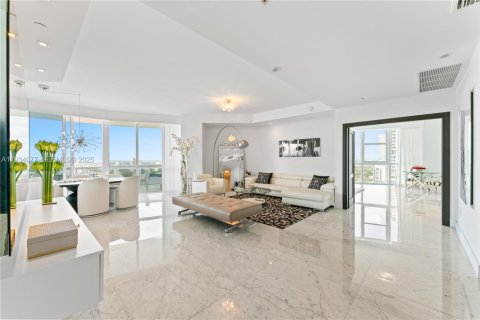 Купить кондоминиум в Санни-Айлс-Бич, Флорида 3 спальни, 280.19м2, № 2054387 - фото 8