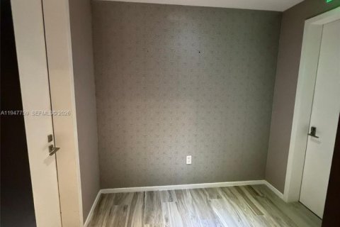 Apartamento en alquiler en Miami, Florida, 3 dormitorios, 123.93 m2 № 2026240 - foto 2